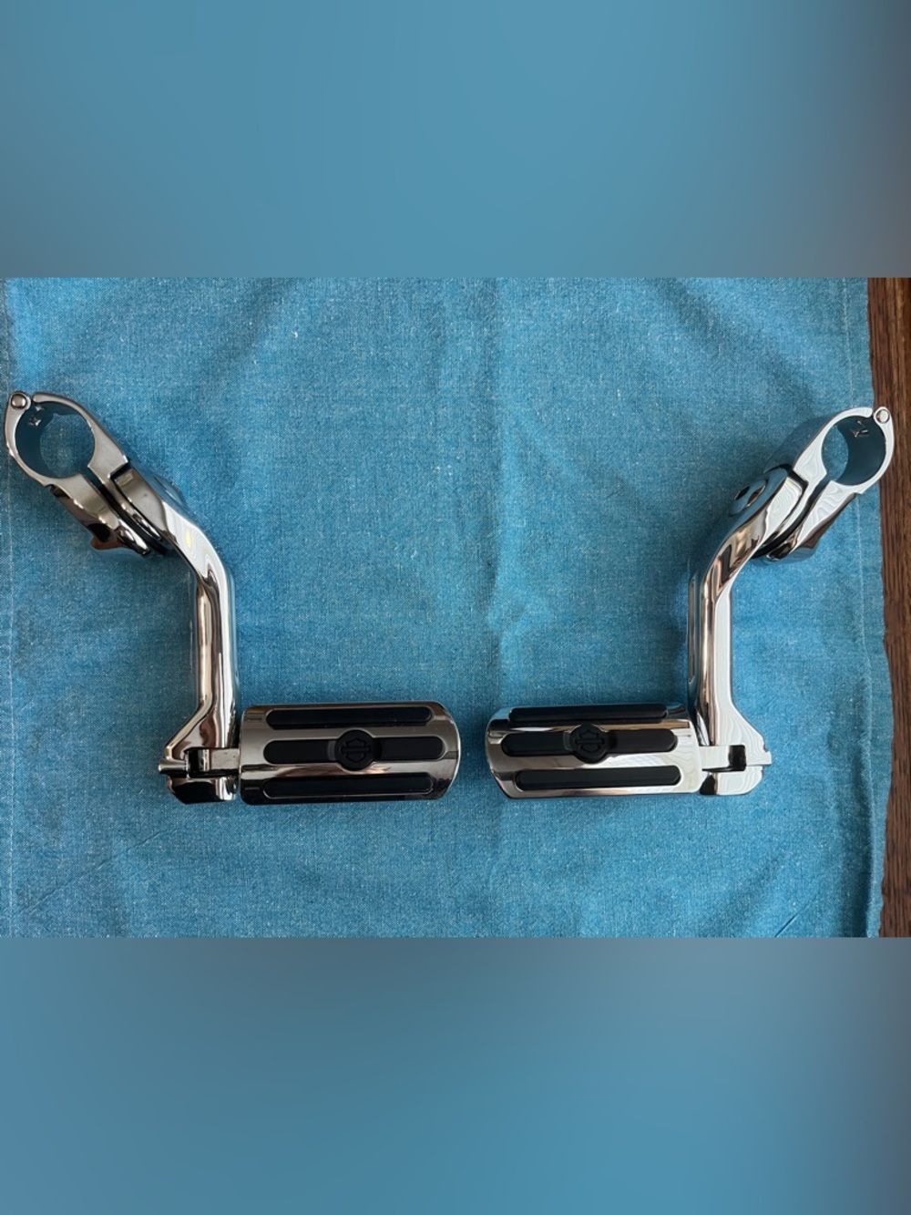 New Harley Davidson
Adjustable Long Angled
Chrome And Rubber Highway
Foot Pegs